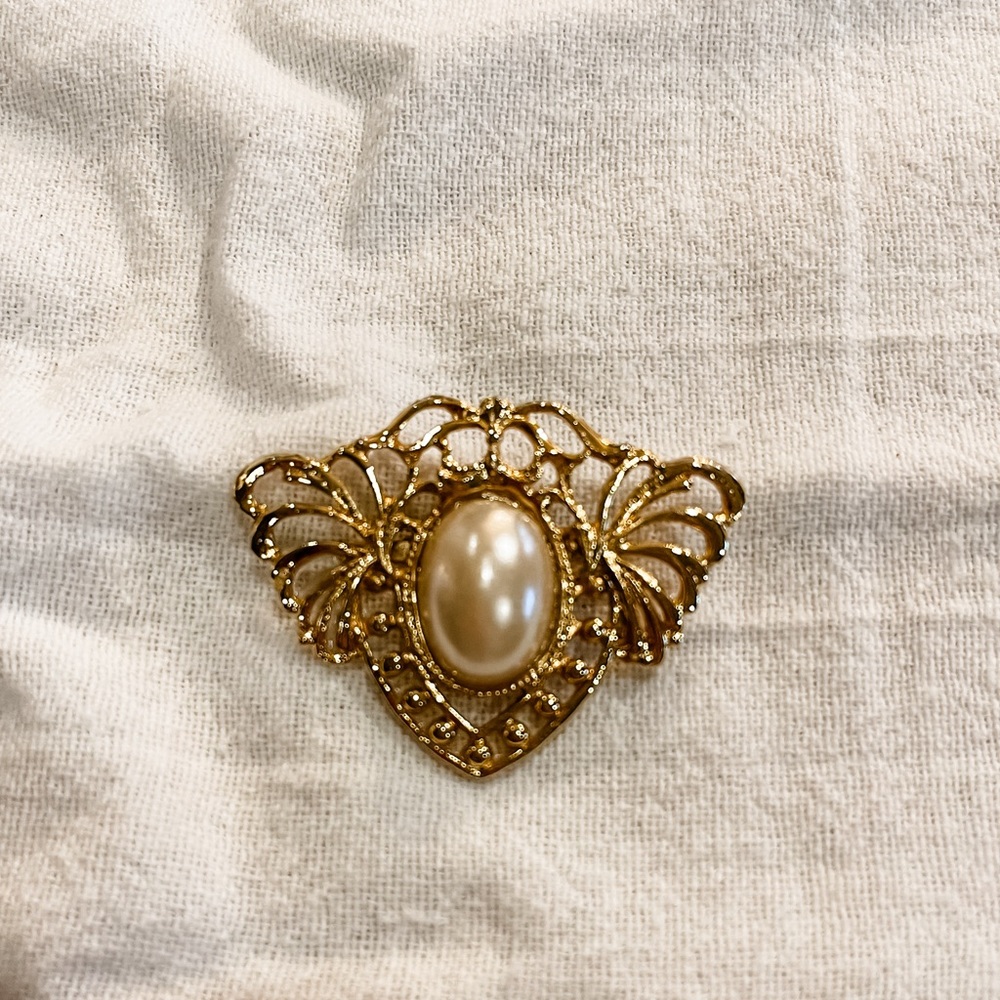 Gold and pearl broach
